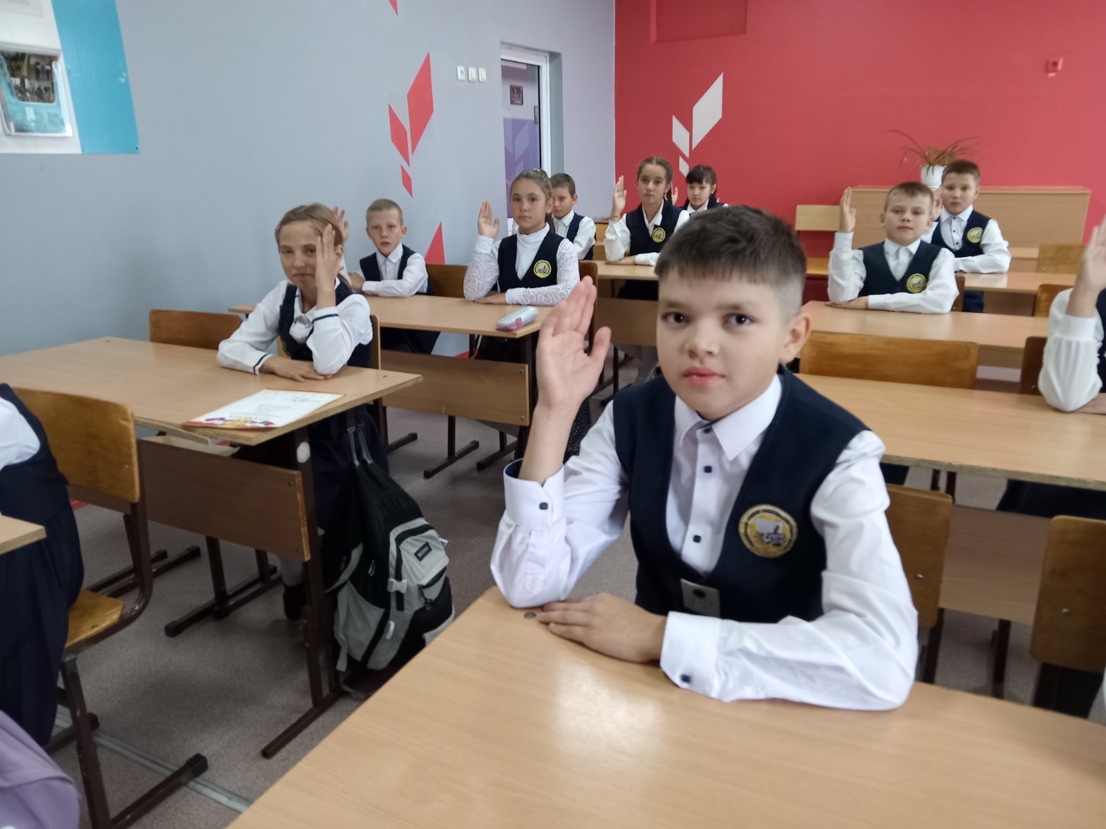 Ученик в поднятой рукой.